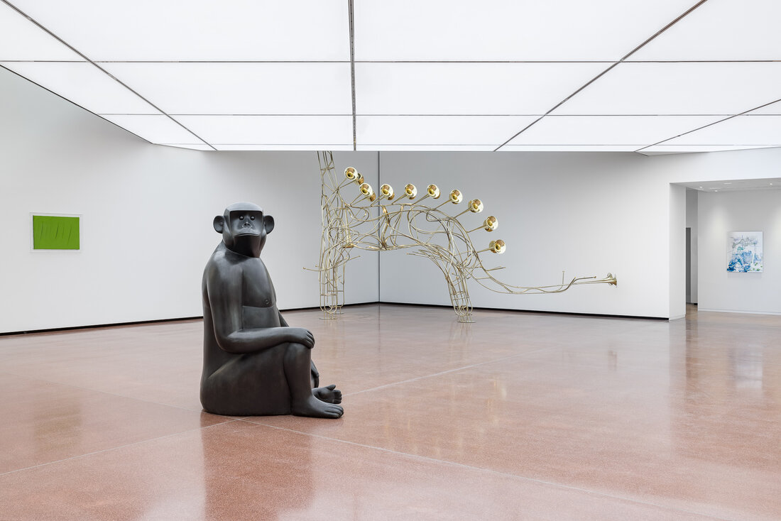 Horten-Collection Museum Lichtdecke mit tunable white LED-Modulen über Affen-Skulptur (sitzend)